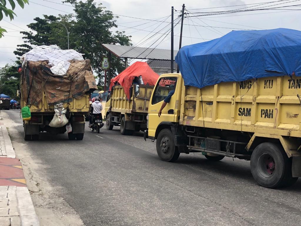 Puluhan Sopir Angkutan Sampah Gelar Aksi Unjuk Rasa di Rumah Dinas Wali kota