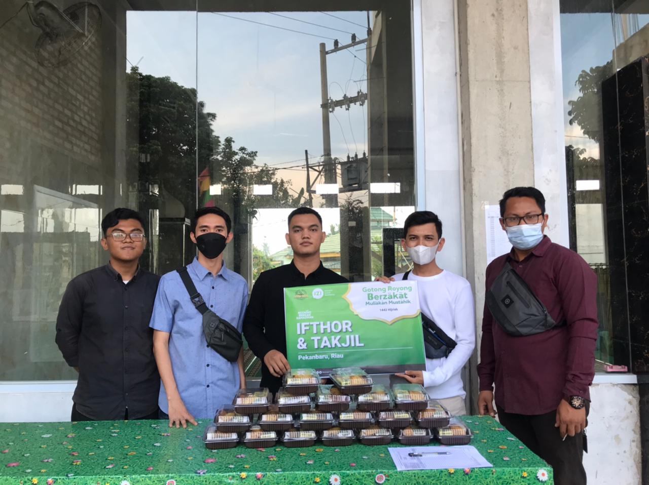Gandeng IZI, SIXNATURE STIFAR Riau Bagi-Bagi Takjil dan Paket Ifthor