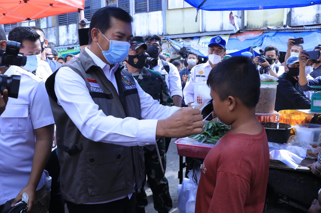 Bersama Gubernur dan Forkopimda Riau, Wali kota Sosialisasikan Prokes ke Pasar - Pasar Pekanbaru