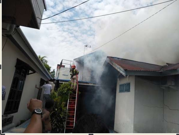 Rumah Bulatan Terbakar, DPKP Pekanbaru Turunkan Lima Armada