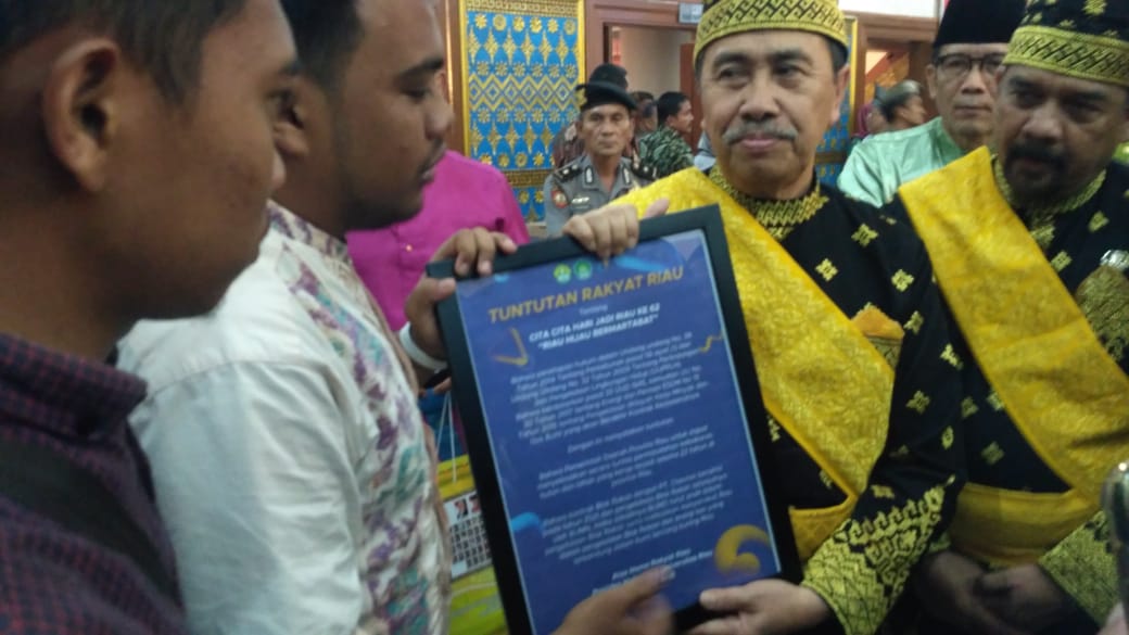 Hari Jadi Provinsi Riau ke 62 Tahun, BEM UNRI Berikan Hadiah Ini Kepada Gubernur Riau ...