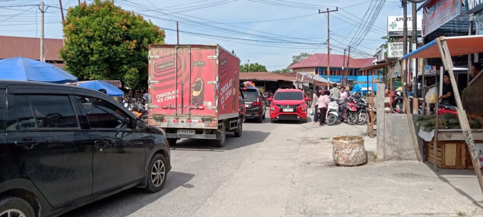 Warga Keluhkan Kemacetan di Jalan Uka Akibat Pasar Kaget