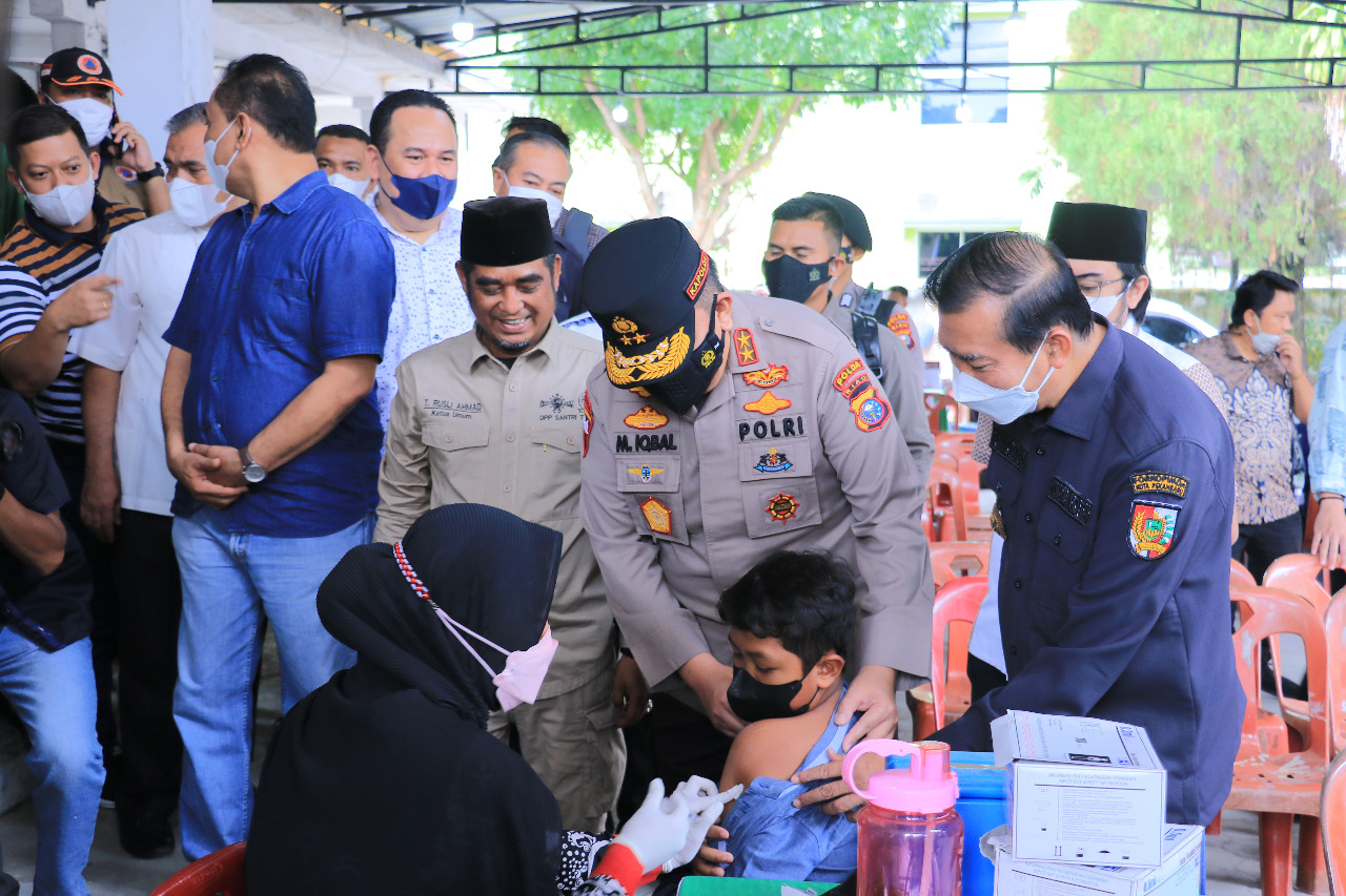 Kolaborasi PWNU, Pemko Pekanbaru dan Polda Riau, Puluhan Masyarakat Dapat Vaksinasi Gratis
