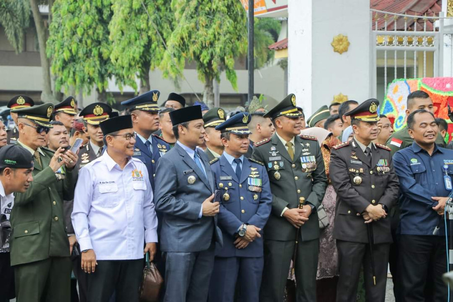 Rangkaian HUT TNI ke-78, Pj Wali Kota Pekanbaru Saksikan Parade dan Dedile Lashkan TNI - Polri