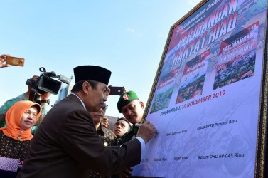 Gubernur Syamsuar Luncurkan Komik Perjuangan DHD Angkatan 45 Riau