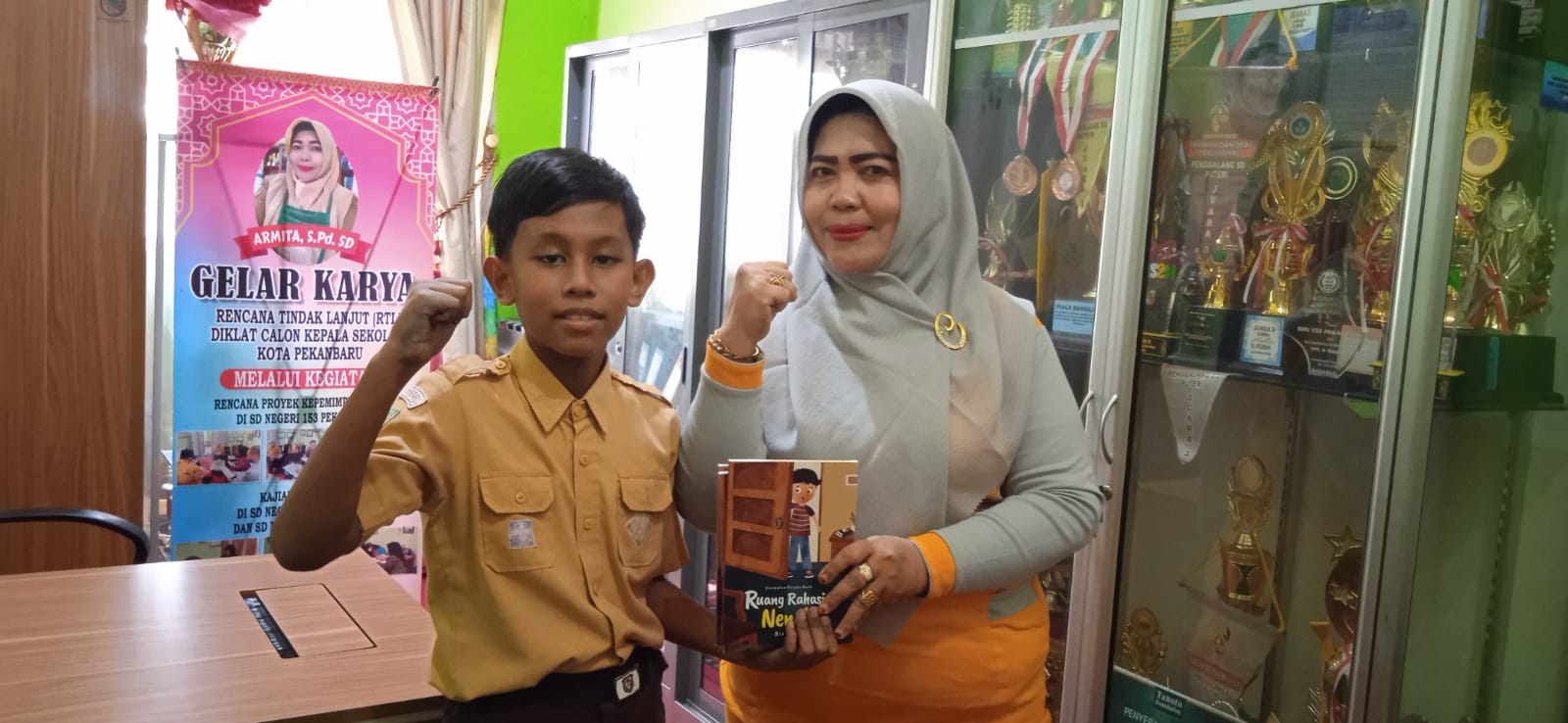 Bian Lio Serahkan Buku Cerpen Anak 'Ruang Rahasia Nenek' ke SDN 153 Pekanbaru