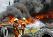 Asap Hitam Pekat yang Membumbung di Pekanbaru Berasal dari Kebakaran Pabrik Ban Bekas