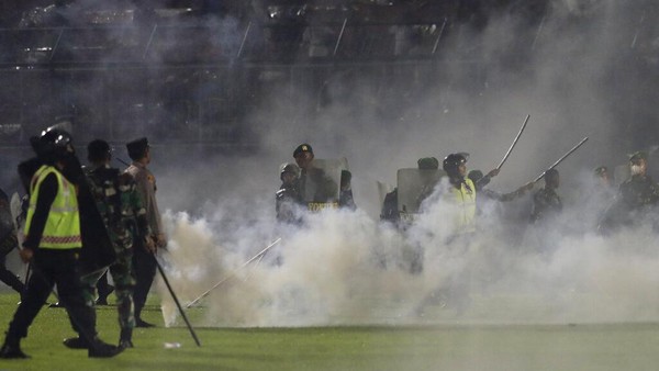 Alasan Polisi Tembakkan Gas Air Mata di Stadion Kanjuruhan: Suporter Sudah Anarkis