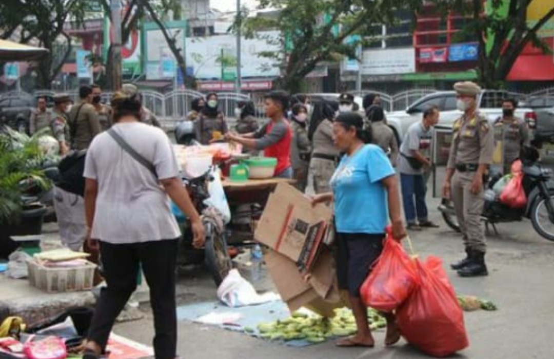 Satpol PP Pekanbaru Tertibkan PKL dan Banner Ilegal
