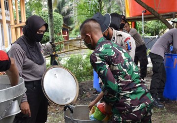 Polda Riau dan TNI Dirikan Dapur Umum Peduli Kemanusiaan