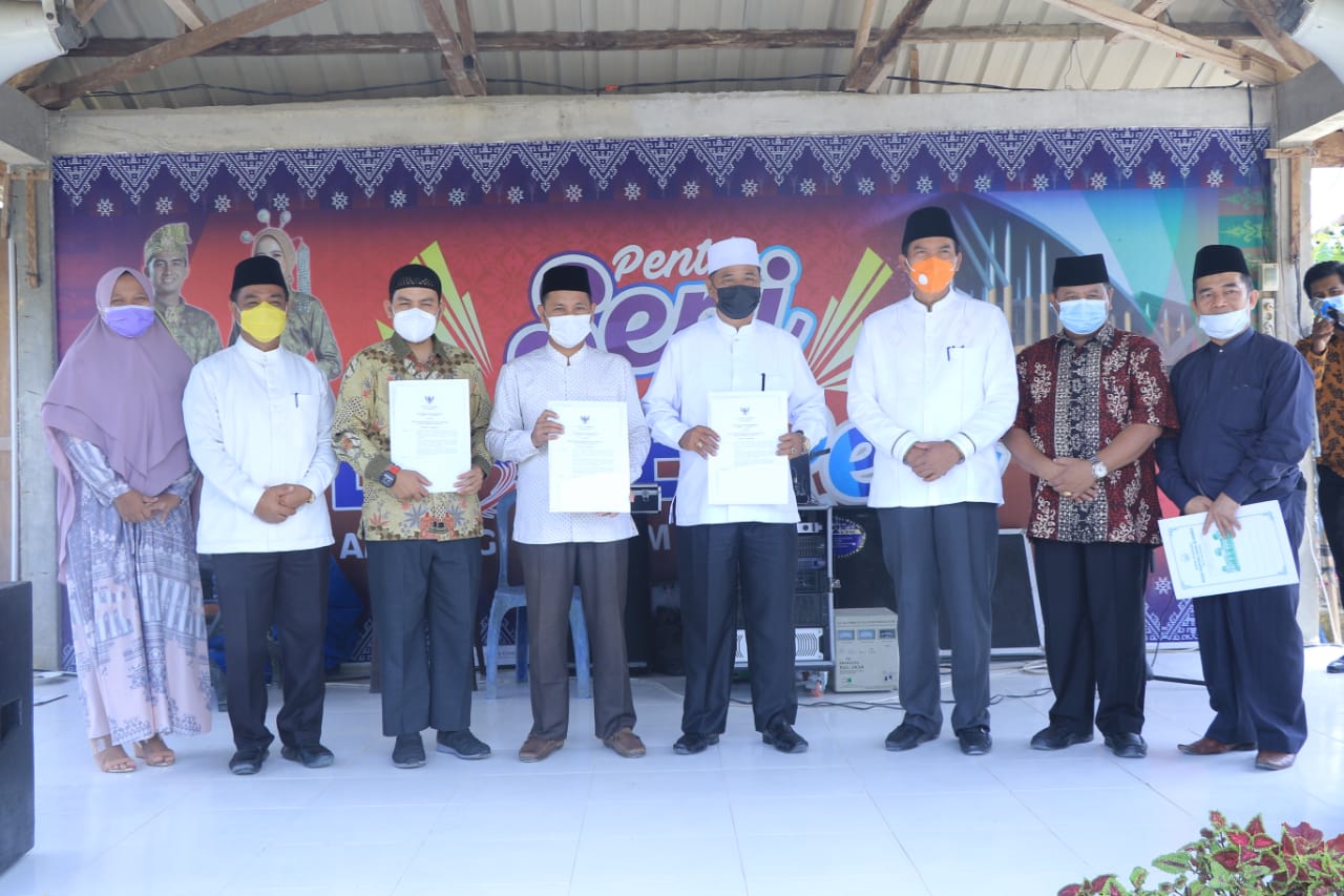 Wali Kota Serahkan SK bagi 99 Imam Masjid Paripurna