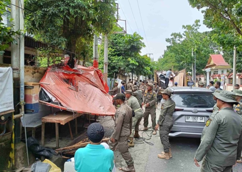 Satpol PP Bongkar Bangunan Liar di Sekitaran RSUD Arifin Achmad