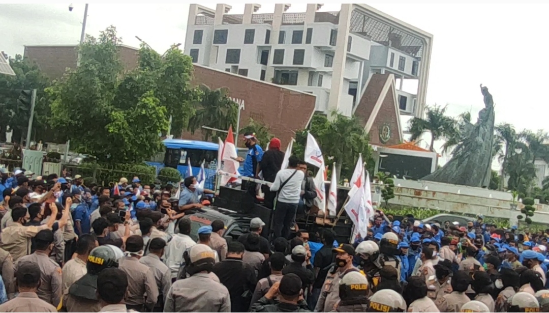 Unjukrasa di Depan Kantor Gubernur Riau Ricuh, Sejumlah Pendemo Luka-Luka