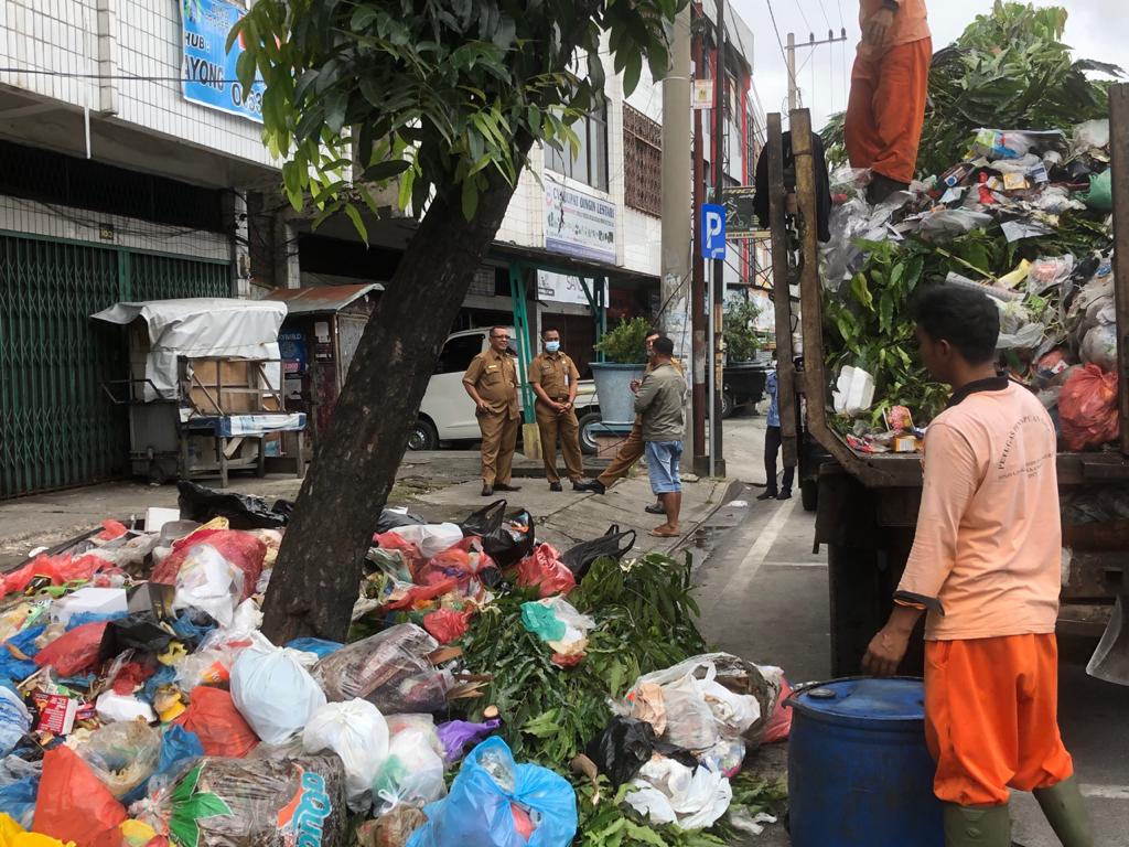 Sekda Turun Langsung Bersihkan Tumpukan Sampah