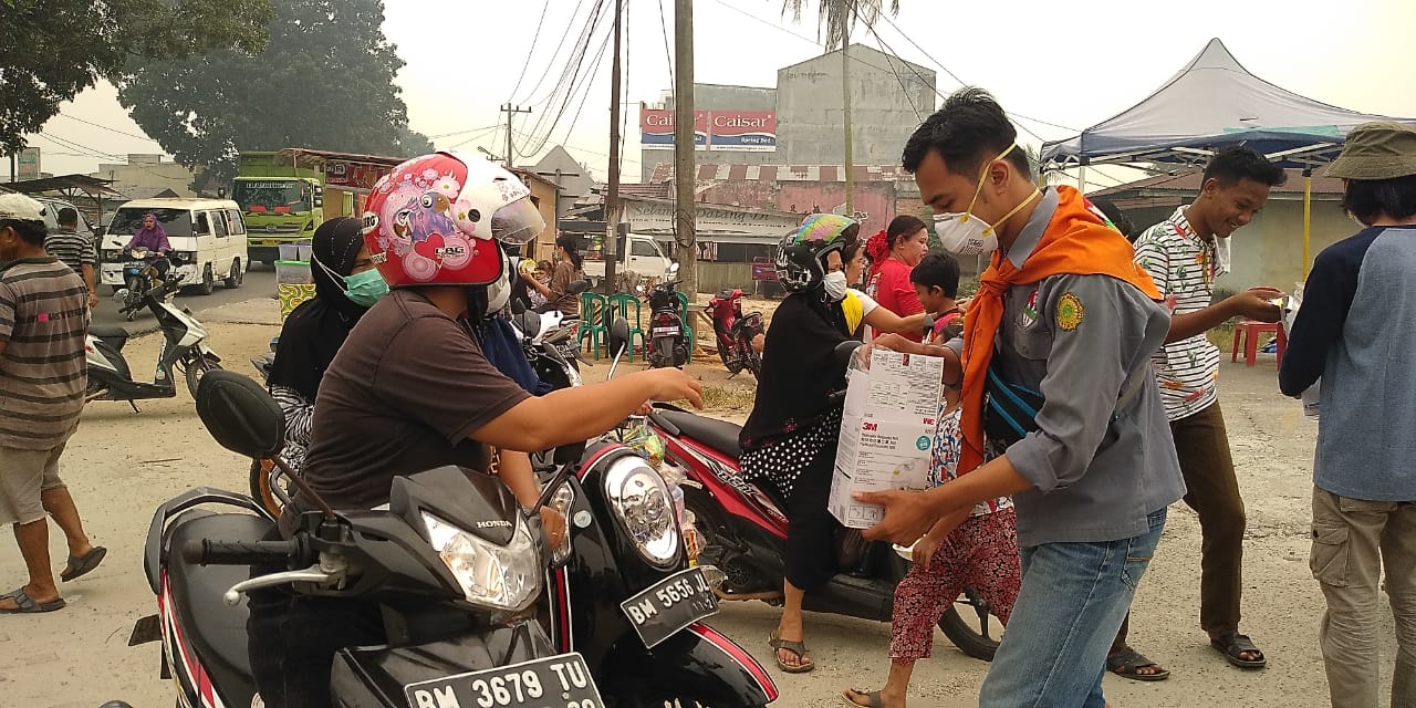 Turun ke Desa Langgam, Mapala Umri Bagikan 7000 Masker N95 ke Masyarakat