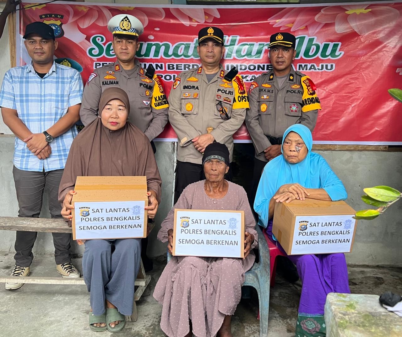 Kapolres Bengkalis AKBP Indra Wijatmiko Berikan Sembako Kepada Warga Dalam Momen Peringatan Hari Ibu