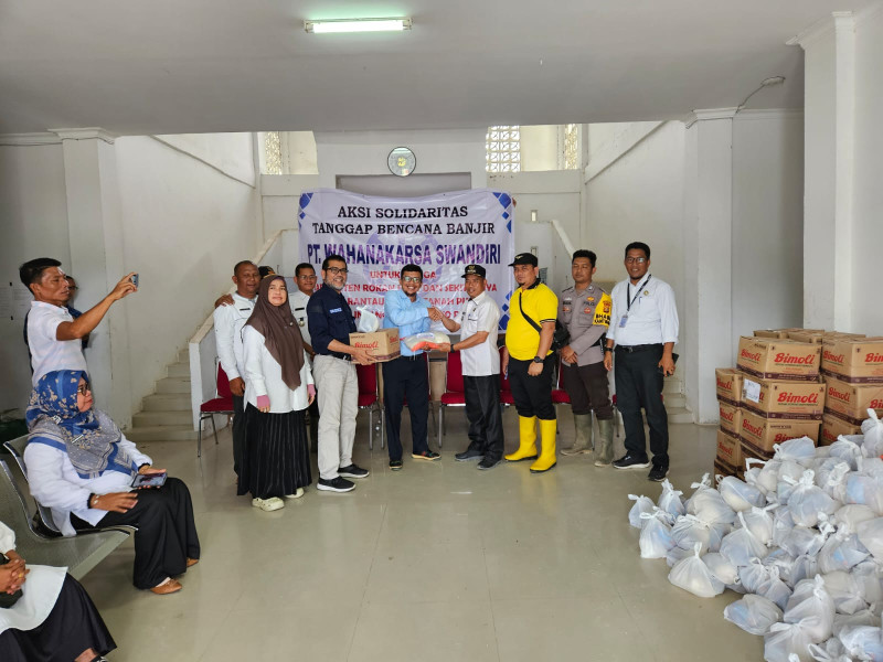 Peduli Korban Banjir Riau, PT Wahanakarsa Swandiri Bagikan 2 Ribu Paket Sembako
